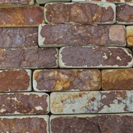 Плитка из песчаника коричневая окатанная (толщина 1,5-2,5см)