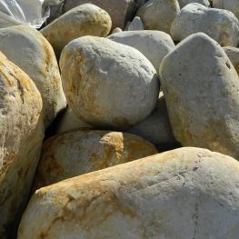 Валун бело - розовый