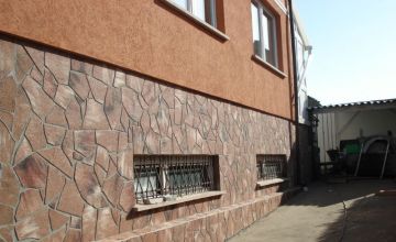 Природный камень на фасаде